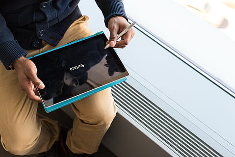 Person, tragen, braun, Hose, halten, schwarz, Tablet, Gerät, Elektronik, Hände, drinnen, Mann, Büro, schwenken, Zimmer, Bildschirm, Tablette, Technologie, Arbeitsplatz, eine Person, Mittelteil, Arbeiten, High Angle View, Besetzung, Männer, echte Menschen, Legere Kleidung, Verbindung, menschliches Körperteil, kabellose Technologie, Tag, Lebensstile, digitale Tablette, Erwachsene, menschliche Hand, 5K, CC0, gemeinfrei, lizenzfrei