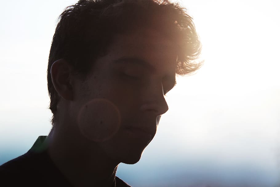 Mann schließt die Augen, Kopfschuss, Porträt, eine Person, Nahansicht, junger Erwachsener, Sonnenlicht, Himmel, Natur, junge Männer, Seitenansicht, Profilansicht, Tag, hinterleuchtet, Lebensstile, Männer, Silhouette, suchen, draußen, echte Menschen, Linseneffekt, menschliches Gesicht, Betrachtung, Frisur, 5K