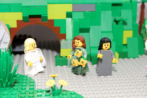 Pasqua, primavera, lego, història de pasqua, cristià, jesús, ell ha ressuscitat, representació humana, representació, joguina, semblança masculina, creativitat, figureta, semblança femenina, a l'interior, taula, color verd, art i artesania, multicolor, cap gent, natura morta, enfocament selectiu, elecció, variació, nina, 5K, CC0, domini públic, lliure de regalies