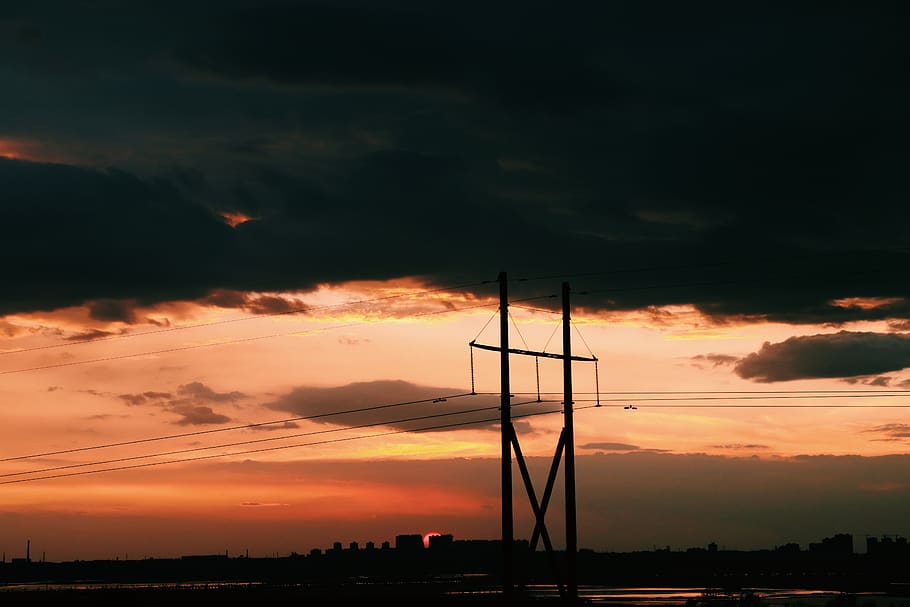 elektrisch, Post, Weiß, Wolken, Sonnenuntergang, Dämmerung, Sonnenaufgang, Natur, draußen, roter Himmel, Himmel, Sonnenuntergang Himmel, Horizontlinie, Horizont, wolkig, Wolke, dramatisch, brennender Himmel, Kontrast, Dramatischer Himmel, Wetter, Silhouette, wolke - himmel, orange Farbe, Schönheit in der Natur, Szenen - Natur, keine Leute, Verbindung, Technologie, Elektrizität, Strommast, Kabel, Kraftstoff- und Stromerzeugung, Stromleitung, Ruhe, idyllisch, Netzteil, romantischer Himmel, 5K