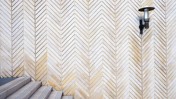 grå chevron væg, libanon, beirut, tæppe, væg, struktur, sildeben, væglampe, lampe, trappe, trin, træ, indretning, ydre, design, arkitektur, stil, stilfuld, moderne, byliv, by-, bygget struktur, mønster, bygning udvendig, murbygningsfunktion, ingen mennesker, fuld ramme, dag, bygning, baggrunde, lav vinkel visning, tekstureret, i en række, form, hvid farve, udendørs, geometrisk form, gentagelse, 4K, CC0, offentligt domæne, royaltyfrie