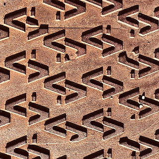 braune Metallplatte, Hintergründe, Muster, Vollbild, keine Leute, texturiert, Wiederholung, Nahansicht, Metall, gebaute Struktur, Design, drinnen, gestalten, braun, Kunst und Handwerk, Sonnenlicht, die Architektur, Wandbau - Funktion, High Angle View, Rau, Tag, kreuz und quer, 2K, CC0, gemeinfrei, lizenzfrei