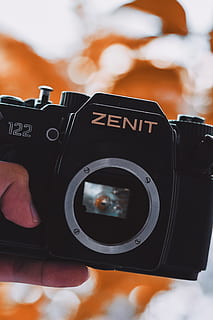 telecamera, elettronica, umano, persona, Camera digitale, nero, Vintage ▾, palmare, zenit, lunatico, autunno, foto, fotografia, lenti della macchina fotografica, cinghia, videocamera, copriobiettivo, dito, manifesto, annuncio pubblicitario, temi fotografici, tecnologia, macchina fotografica - attrezzatura fotografica, attrezzatura fotografica, avvicinamento, mano umana, mano, Fotografare, in casa, parte del corpo umano, concentrarsi sulle conoscenze acquisite, una persona, cultura artistica e intrattenimento, attività, numero, obiettivo - strumento ottico, musica, 5K, CC0, dominio pubblico, privo di copyright