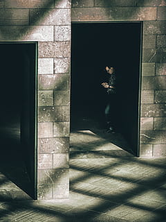 architecture, bâtiment, structure, foncé, la fenêtre, personnes, homme, gars, permanent, seul, textos, lumière du soleil, ombre, entrée, journée, structure construite, porte, transparent, verre - matériel, la nature, en plein air, Hommes, ouvrir, Vrais gens, 2K, CC0, domaine public, libre de droits