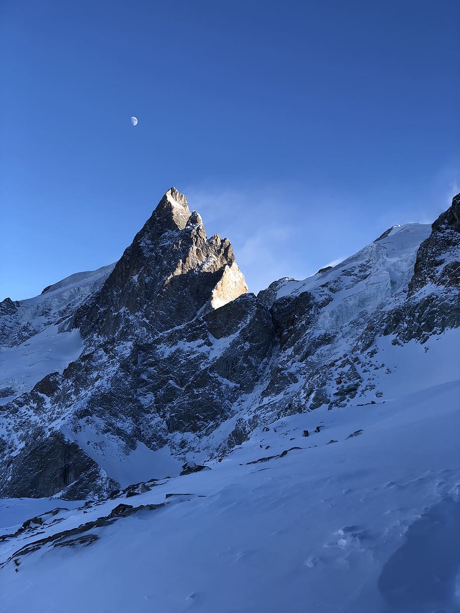 foto, muntanya de neu, altitud, núvols, fred, la llum del dia, gelades, congelat, alt, gel, paisatge, lluna, cim de muntanya, muntanyes, naturalesa, roques, escènic, cel, neu, muntanyes cobertes de neu, hivern, bellesa a la natura, muntanya, escenics - natura, escena tranquil·la, temperatura de fred, tranquil·litat, muntanya nevada, idíl·lic, cap gent, Serra, escena no urbana, cel clar, blau, rock, astronomia, formació, 4K