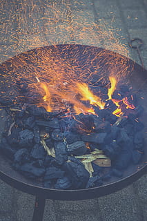 stadig, elementer, ting, grill, trækul, brænding, flammer, ild, forkullede, gnister, lys, bokeh, varme - temperatur, flamme, brand - naturligt fænomen, natur, glødende, høj vinkel visning, log, bevægelse, ingen mennesker, træ, Brænde, bål, træ - materiale, orange farve, tæt på, Camping, udendørs, lejrbål, 4K, CC0, offentligt domæne, royaltyfrie