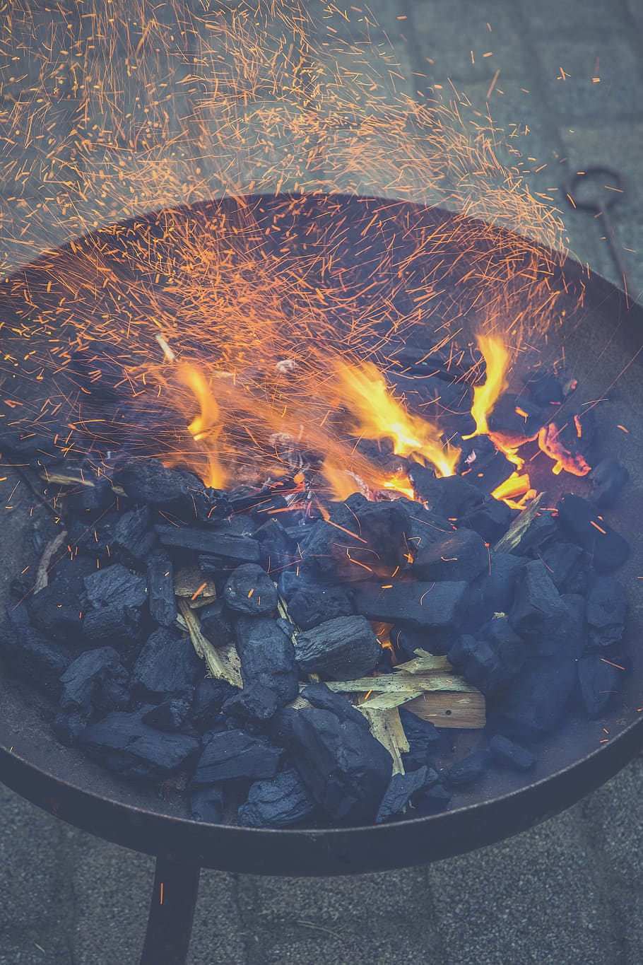 encara, articles, coses, graella, carbó vegetal, cremant, flames, foc, carbonitzats, espurnes, llum, bokeh, calor - temperatura, flama, foc - fenomen natural, naturalesa, brillant, vista d’angle alt, registre, moviment, cap gent, fusta, llenya, foguera, material de fusta, pou de foc, color taronja, primer pla, campament, a l'aire lliure, 4K