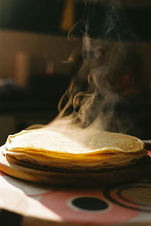 lavede mad, pandekage, bord, mad, brød, måltid, morgenmad, pita, bolle, lækker, køkken, sollys, bagt, hjemmelavet, sød, bunke af pandekager, dampning, damp, konfekture, søde sager, dessert, tæt på, røg - fysisk struktur, indendørs, mad og drikke, ingen mennesker, varme - temperatur, selektiv fokusering, plade, fokus på forgrunden, sund kost, stilleben, friskhed, velvære, bevægelse, brænding, dag, hjemlige værelse, 2K, CC0, offentligt domæne, royaltyfrie