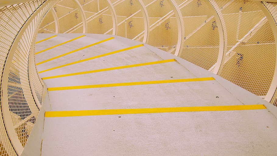 arquitectura, disseny, estructura, passarel·la, groc, escala, passos i escales, estructura construïda, barana, cap gent, patró, direcció, el camí a seguir, dia, metall, vista d’angle alt, a l'interior, funció de construcció de parets, escala de cargol, seguretat, directament a sobre, llum solar, 720P