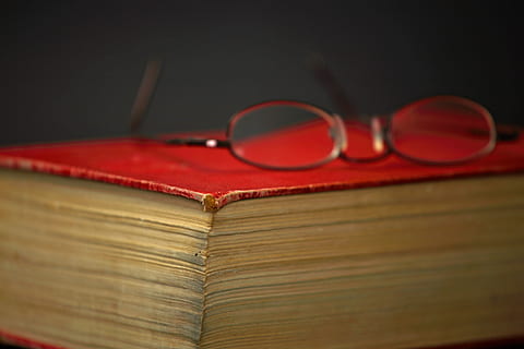 kitap, eski, ders çalışma, kütüphane, Edebiyat, Antik, bilgi, okumak, bağbozumu, Retro, Eğitim, okuma, bilgelik, kâğıt, gizem, edebi, gözlük, yayın, kırmızı, öğrenme, içeriye, insansız, kapatmak, ahşap malzeme, yığın, Uzmanlık, seçici odak, tablo, natürmort, Ciltli kitap, ders çalışıyor, okuma gözlüğü, siyah arka plan, 2K, CC0, kamu malı, telif ücretsiz