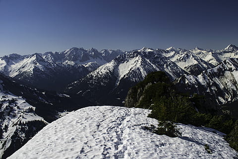 la neve, capped, catene montuose, inverno, montagna, temperatura fredda, scenics - natura, catena montuosa, cielo, montagna innevata, bellezza nella natura, natura, cielo sereno, la tranquillità, scena tranquilla, ambiente, paesaggio, nessuno, giorno, albero, all'aperto, Pino, albero di conifere, picco di montagna, bosco di pini, 5K, CC0, dominio pubblico, privo di copyright