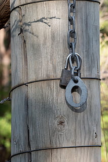hegn post, lænke, låse, hængelås, træ - materiale, metal, hængende, beskyttelse, sikkerhed, dag, tæt på, ingen mennesker, fokus på forgrunden, udendørs, gammel, indgang, dør, natur, mønster, træ, tekstureret, 4K, CC0, offentligt domæne, royaltyfrie