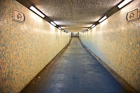 photographie de couloir, gris, passerelle, plafond, couleurs, direction, vide, sortie, couloir, à l'intérieur, intérieur, lumières, moderne, passage, métro, le système du métro, tunnel, souterrain, Urbain, façon, la voie à suivre, architecture, perspective décroissante, construction de murs, personne, structure construite, illuminé, matériel d'éclairage, sentier, mur, transport public, lumière électrique, sol, bâtiment, lumière, passage souterrain, carrelage, luminaire, longue, la lumière au bout du tunnel, 4K