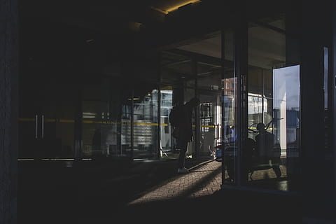 Menschen, Gebäude, Glaswände, Rucksack, dunkel, Tageslicht, Tür, Glasscheiben, drinnen, modern, städtisch, warten, die Architektur, gebaute Struktur, Sonnenlicht, echte Menschen, Schatten, eine Person, Tag, transparent, Männer, Natur, Lebensstile, Glas - Material, Reflexion, Stadt, Rückansicht, architektonische Säule, 5K, CC0, gemeinfrei, lizenzfrei