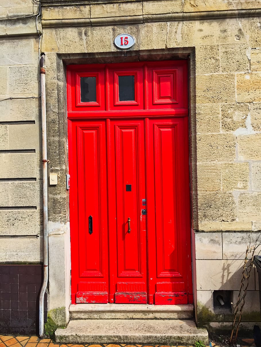 porta, passarel·la, Camí, paret, finestra, vorera, paviment, llosa, maó, llambordes, gerro, jar, planta, planta en test, ceràmica, pneumàtic, cortina, obturador, transport, vehicle, entrada, exterior de l'edifici, arquitectura, estructura construïda, tancat, vermell, edifici, seguretat, protecció, casa, cap gent, dia, funció de construcció de parets, ciutat, porta principal, a l'aire lliure, barri residencial, 2K