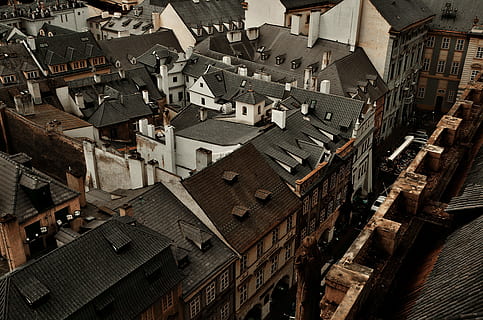 cases del poble, aèria, veure la fotografia, terrat, edifici, arquitectura, rajola, ciutat, urbà, praga, antic, cultura, sostre, casa, carretera, autèntic, europa, viatjar, escena urbana, paisatge urbà, exterior de l'edifici, vell, carrer, estructura construïda, història, lloc famós, a l'aire lliure, cultures, cap gent, vida de ciutat, vista aèria, destinacions de viatge, torre, passat de moda, finestra, turisme, medieval, 4K, CC0, domini públic, lliure de regalies
