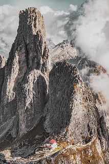 Casa, montagne, giorno, montagna, costruzione, nube, architettura, nebbia, roccia, all'aperto, natura, cabina, solitudine, solo, vertice, picco, carta da parati android, sfondo, dolomite, bellezza nella natura, roccia - oggetto, nuvola - cielo, solido, geologia, scenics - natura, geografia fisica, la tranquillità, scena non urbana, cielo, scena tranquilla, formazione rocciosa, nessuno, a distanza, idilliaco, paesaggio, formazione, potere in natura, eroso, 5K, CC0, dominio pubblico, privo di copyright