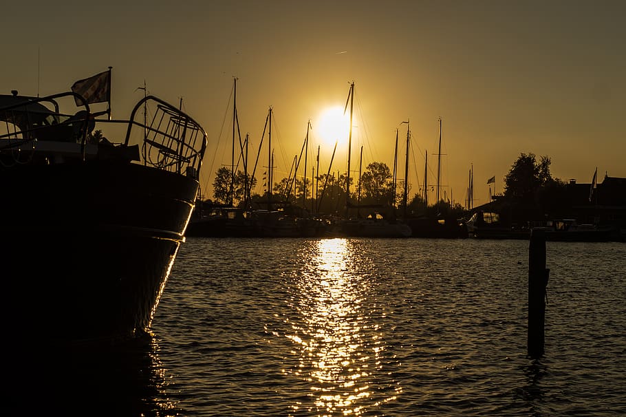 Marrone, bianca, barca, corpo, acqua, porto, porta, tramonto, cielo, sole, riflessione, nessuno, natura, mezzi di trasporto, architettura, lungomare, luce del sole, silhouette, nave nautica, colore arancione, struttura costruita, la tranquillità, all'aperto, modo di trasporto, bellezza nella natura, barca a vela, attrezzatura da costruzione, 4K