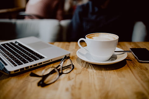 vaso, café, mesa, interior, tecnología, trabajo, trabajando, capuchino, restaurante, tarde, adentro, beber, comida y bebida, café - bebida, jarra, taza de café, tecnología inalámbrica, refresco, material de madera, comunicación, negocio, conexión, ordenador portátil, enfoque selectivo, vajilla, platillo, cafetería, bebida, 5K, CC0, dominio público, libre de derechos