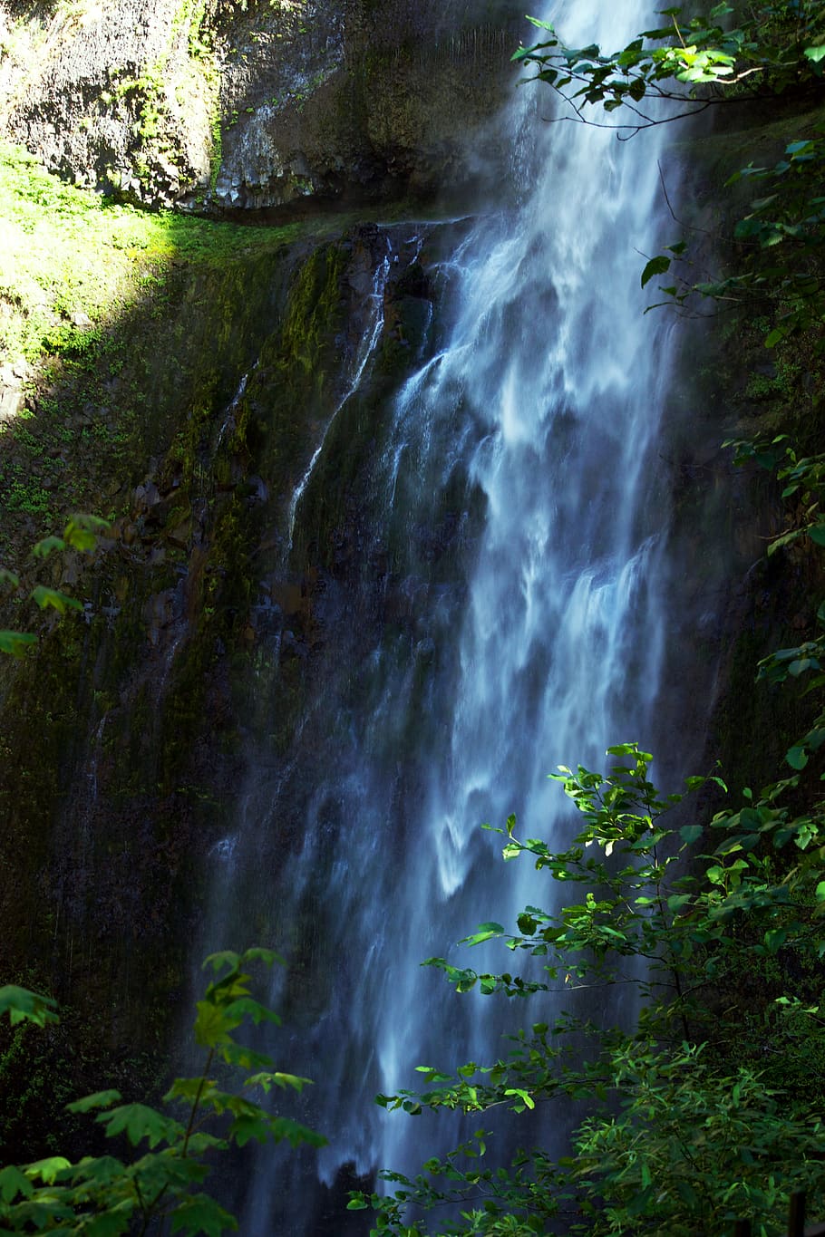tobende Wasserfälle, draußen, Fluss, Wasser, Wasserfall, Natur, Pflanze, Baum, Vegetation, Regenwald, Land, Abenteuer, Freizeitaktivitäten, Strom, Bach, Landschaft, Urwald, Licht, Fackel, Meer, Ozean, Schönheit in der Natur, Bewegung, Wald, Szenen - Natur, Rock, Langzeitbelichtung, Rock - Objekt, keine Leute, Bewegungsunschärfe, solide, Nicht-städtische Szene, fließendes Wasser, Kraft in der Natur, fließend, 2K