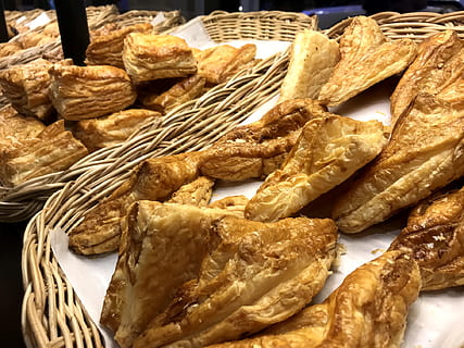 sfondo, croissant, cibo e bevande, cibo, freschezza, natura morta, pane, cestino, avvicinamento, in casa, pronto a mangiare, nessuno, vista dall'alto, di vimini, al forno, benessere, pagnotta di pane, contenitore, mangiare sano, indulgenza, memorizzare, piatto, spuntino, cibo francese, 1080P, CC0, dominio pubblico, privo di copyright