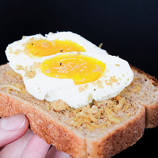 dilimlenmiş, ekmek, yumurtalar, siyah arka plan, kahvaltı, kolesterol, kapatmak, lezzetli, yumurta sarısı, parmaklar, Gıda, yemek fotoğrafçılığı, kızarmış, kızarmış yumurta, sağlıklı, sağlıklı yiyecek, ev yapımı yemekler, yemek, fotoğraf, sandviç, insan eli, el, insan vücudu parçası, yiyecek ve içecek, Yumurta, yemeye hazır, bir kişi, içeriye, tazelik, tutma, gerçek insanlar, parmak, düşkünlük, insan parmağı, tanınmayan kişi, vücut parçası, haşlanmış yumurta, ayartma, 1080P, CC0, kamu malı, telif ücretsiz