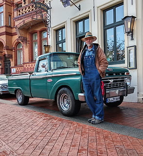 brod, oldtimer, majitel, auto, automobilového průmyslu, klasický, vozidlo, starý, pkw, retro, americký, motorové vozidlo, antický, nostalgický, Amerika, historicky, doprava, rarita, vyzvednout, kamionu, komerční vozidlo, způsob dopravy, pozemního vozidla, přeprava, muži, plná délka, den, jedna osoba, exteriér budovy, retro stylu, architektura, neformální oblečení, stavba, starší dospělý, dospělý, Historické auto, skutečných lidí, životního stylu, venku, 2K