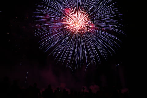 focs artificials blaus, naturalesa, a l'aire lliure, nit, focs artificials, persona, humà, brillant, cap d'any, llums, 2019, any nou, color, multitud, il·luminació, llum, flamarada, vida nocturna, platja, aigua, esdeveniment, exhibició de focs artificials, moviment, cultura i entreteniment artístic, explosió, il·luminat, moviment borrós, celebració, exposició llarga, cel, vista d’angle baix, focs artificials - objecte fet per l'home, cap gent, espurnes, fum - estructura física, multicolor, 5K, CC0, domini públic, lliure de regalies