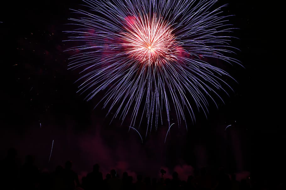 focs artificials blaus, naturalesa, a l'aire lliure, nit, focs artificials, persona, humà, brillant, cap d'any, llums, 2019, any nou, color, multitud, il·luminació, llum, flamarada, vida nocturna, platja, aigua, esdeveniment, exhibició de focs artificials, moviment, cultura i entreteniment artístic, explosió, il·luminat, moviment borrós, celebració, exposició llarga, cel, vista d’angle baix, focs artificials - objecte fet per l'home, cap gent, espurnes, fum - estructura física, multicolor, 5K