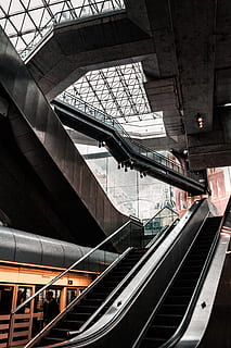 Stadt, Linie 1., Rolltreppe, Schritt, Dachfenster, Decke, Gebäude, dunkel, die Architektur, städtisch, modern, Metall, stehlen, Straße, Horizont, die Stadt runter, graue Stadt, Brücke, barry, Metro, gebaute Struktur, Transport, Schienenverkehr, Verbindung, drinnen, Eisenbahnstation, öffentliche Verkehrsmittel, Geländer, Treppe, Stufen und Treppen, Bahngleis, Spur, keine Leute, Tag, Flachwinkelansicht, Transportmittel, 5K, CC0, gemeinfrei, lizenzfrei