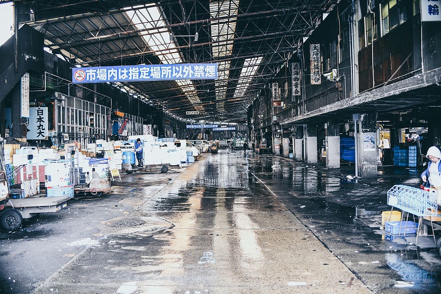 caixes, carros, endins, obert, edifici, persona, humà, magatzem, hangar, terminal, fàbrica, màquina, tsukiji, mercat de peix, edifici d'oficines, va parlar, roda d'aliatge, roda, passarel·la, Camí, fabricació, Caixa, cartró, Caixa de cartró, arquitectura, estructura construïda, exterior de l'edifici, dia, indústria, persones incidentals, el camí a seguir, ciutat, direcció, persones reals, a l'aire lliure, humit, mercat, habitació domèstica, carrer, desordenat, 4K