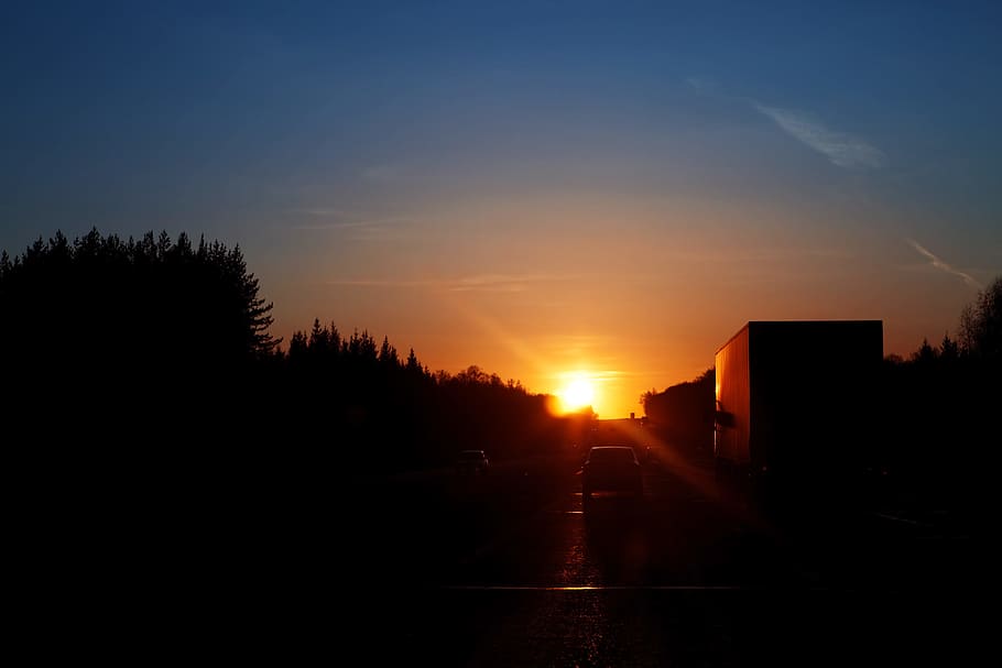 Straße, Sonnenuntergang, Fahrt, Hintergrund, Weg, Licht, Sonne, Asphalt, lange, Reise, Himmel, Silhouette, Natur, die Architektur, Baum, orange Farbe, keine Leute, gebaute Struktur, Gebäudehülle, Sonnenlicht, Schönheit in der Natur, Pflanze, Stadt, wolke - himmel, Richtung, der Weg nach vorn, draußen, ruhige Szene, 2K
