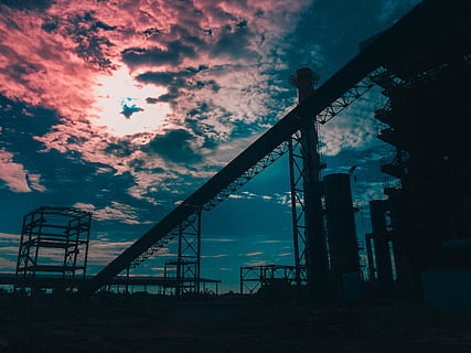sorte metal stilladser, baggrundsbelyst, skyer, mørk, aften, industrielle anlæg, jern, landskab, metal, himmel, stål, solnedgang, sky - himmel, bygget struktur, arkitektur, natur, silhuet, lav vinkel visning, udendørs, ingen mennesker, industri, kunstkultur og underholdning, bygning udvendig, byggebranchen, skumring, brændstof og elproduktion, udvikling, maskineri, byggemateriale, 2K, CC0, offentligt domæne, royaltyfrie