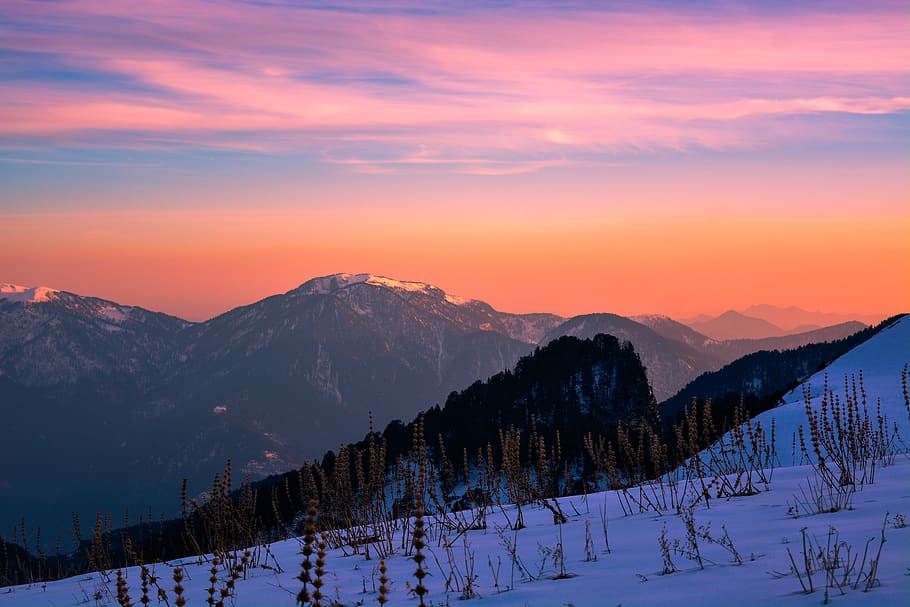 catene montuose, arancia, tramonto, avventura, nuvole, freddo, alba, sera, nebbia, congelato, ghiaccio, paesaggio, montagna, natura, panoramico, cielo, la neve, alberi, acqua, tempo metereologico, inverno, legna, temperatura fredda, scenics - natura, bellezza nella natura, catena montuosa, la tranquillità, scena tranquilla, nuvola - cielo, ambiente, albero, scena non urbana, nessuno, idilliaco, picco di montagna, Pino, montagna innevata, albero di conifere, 5K