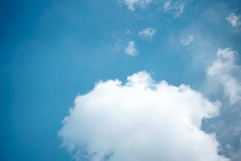 nuages ​​blancs, la nature, en plein air, ciel azur, ciel, nuage, cumulus, Météo, Soleil, pente, transport, avion, véhicule, vol, en volant, animal, oiseau, loisirs, glissement, aventure, des sports, nuage - ciel, faible angle de vue, beauté dans la nature, bleu, journée, tranquillité, scène tranquille, couleur blanche, paysages - nature, idyllique, personne, lumière du soleil, cloudscape, paradis, douceur, arrière-plans, duveteux, météorologie, 8K, CC0, domaine public, libre de droits