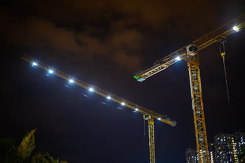 grua de construcció, llum, flamarada, drones, màquines, torres, contrast, paisatge, colors, grues, editar, construcció, vareta, edifici, Pont en suspensió, pont, aventura, activitats de lleure, creu, símbol, nit, il·luminat, equips d’il·luminació, naturalesa, vista d’angle baix, cel, cap gent, arquitectura, a l'aire lliure, estructura construïda, industria de la construcció, projector, alta - alta, indústria, maquinària, cultura i entreteniment artístic, llum - fenomen natural, estadi, esdeveniment, etapa, 5K, CC0, domini públic, lliure de regalies
