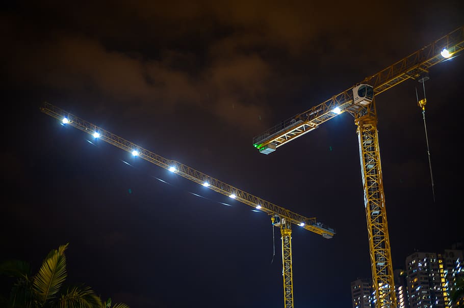 grua de construcció, llum, flamarada, drones, màquines, torres, contrast, paisatge, colors, grues, editar, construcció, vareta, edifici, Pont en suspensió, pont, aventura, activitats de lleure, creu, símbol, nit, il·luminat, equips d’il·luminació, naturalesa, vista d’angle baix, cel, cap gent, arquitectura, a l'aire lliure, estructura construïda, industria de la construcció, projector, alta - alta, indústria, maquinària, cultura i entreteniment artístic, llum - fenomen natural, estadi, esdeveniment, etapa, 5K