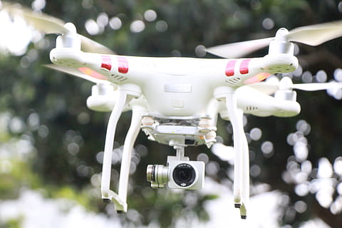 fokus fotografering, flyvende, Dji, fantom, 3, standard, sløret baggrund, kamera, tæt på, dagslys, drone, drone cam, udstyr, flyvningen, lille, plast, propeller, teknologi, fokus på forgrunden, ingen mennesker, dag, kamera - fotografisk udstyr, hvid farve, fotografering temaer, legetøj, udendørs, futuristisk, natur, transportmidler, repræsentation, forbindelse, menneskelig repræsentation, robot, 5K, CC0, offentligt domæne, royaltyfrie