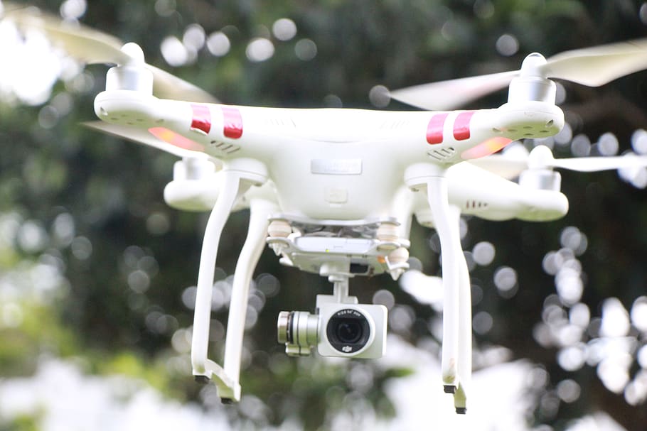 focalitzar la fotografia, volant, dji, fantasma, 3, estàndard, fons borrós, càmera, primer pla, la llum del dia, drone, drone cam, equipament, vol, poc, plàstic, hèlixs, tecnologia, centrar-se en primer pla, cap gent, dia, càmera - equip fotogràfic, Color blanc, temes de fotografia, joguina, a l'aire lliure, futurista, naturalesa, transport, representació, connexió, representació humana, robot, 5K