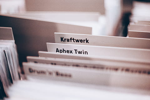 aphex tvillingtekst, forretning, selektiv fokusering, indendørs, organisation, fil, arkivskab, ingen mennesker, tæt på, tekst, finansiere, beholder, kontor, meddelelse, bestille, vestlige script, stilleben, papirarbejde, arkivering, papir, Kontorforsyning, forbrugerisme, 2K, CC0, offentligt domæne, royaltyfrie