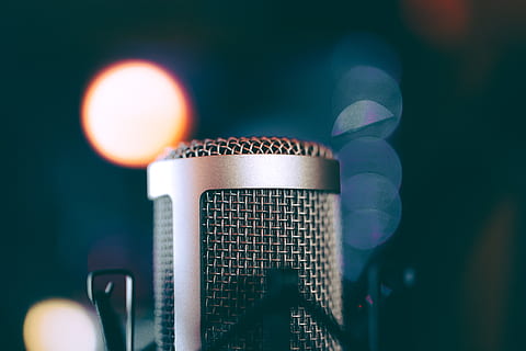 mikrofon abu-abu, mikropon, merapatkan, alat input, teknologi, fokus pada latar depan, fokus selektif, tidak ada orang, musik, budaya seni dan hiburan, komunikasi, lensa suar, objek tunggal, diterangi, dalam ruangan, malam, tidak fokus, kinerja, koneksi, industri, berkilau, tahap, 5K, CC0, domain publik, bebas royalti