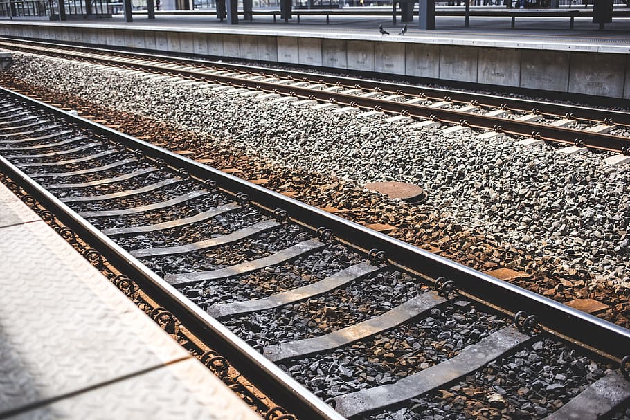 infraestructures, ferrocarrils, tren, pistes, pedres, roques, grava, acer, plataforma, línies, textures, patrons, perspectiva, transport per ferrocarril, vies del ferrocarril, pista, transport, manera de transport, vista d’angle alt, plataforma d’estació de ferrocarril, estació de ferrocarril, transport públic, cap gent, sòlid, metall, dia, naturalesa, corbata de ferrocarril, viatjar, rock, rock - object, tren - vehicle, paral·lel, estació, còdols, 5K