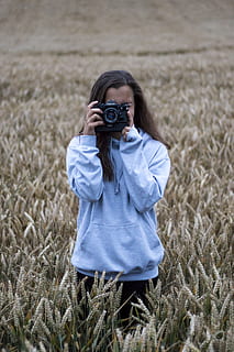 Feld, Weizen, Kamera, Porträt, Mädchen, kanon a-1, Film, Filmkamera, Jahrgang, Lächeln, süß, England, Ernte, Kamera - Fotoausrüstung, Fotografie-Themen, eine Person, Fotografieren, Land, Aktivität, Technologie, halten, Besetzung, Fotoausrüstung, Vorderansicht, Pflanze, Gras, junger Erwachsener, Legere Kleidung, echte Menschen, Freizeitbeschäftigung, verdecktes Gesicht, Frisur, Fotograf, draußen, Digitalkamera, 5K, CC0, gemeinfrei, lizenzfrei