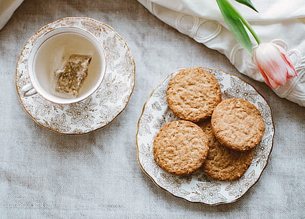 Runde Kekse, Schüssel, neben, Teetasse, Kekse, Brot, Nahansicht, Tasse, köstlich, Getränk, Blume, Lebensmittel, Food-Fotografie, gesund, heiß, heisses Getränk, Mahlzeit, Porzellan, Untertasse, lecker, Tee, Tulpe, Essen und Trinken, High Angle View, Frische, gebacken, Süßes Essen, drinnen, Plätzchen, keine Leute, hausgemacht, Stillleben, Tabelle, direkt darüber, Teller, Genuss, Dessert, fertig für den Verzehr, Süss, Versuchung, Snack, 5K, CC0, gemeinfrei, lizenzfrei