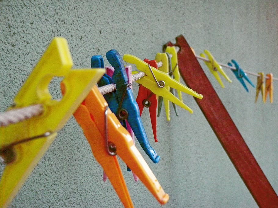 molas, multicolore, natura morta, molletta, avvicinamento, nessuno, gruppo di oggetti, clip, di fila, scelta, grande gruppo di oggetti, in casa, vista dall'alto, variazione, tavolo, giallo, messa a fuoco selettiva, gruppo, clothesline, sospeso, 1080P