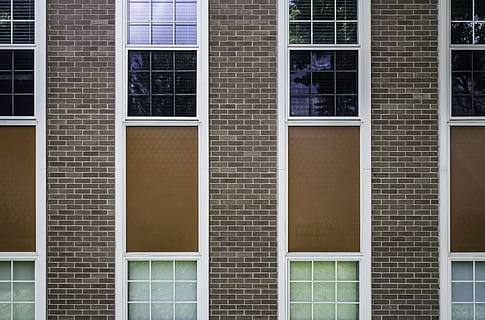 marró, concret, edifici, tancat, finestres, finestra, arquitectura, façana, maó, simètric, centre, paret, escola, repetició, patró, estructura construïda, exterior de l'edifici, cap gent, barri residencial, marc complet, fons, dia, vidre - material, a l'aire lliure, costat a costat, forma geomètrica, casa, funció de construcció de parets, disseny, 5K, CC0, domini públic, lliure de regalies