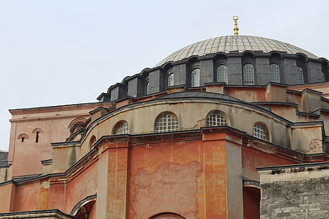 mesquita, edifici, cúpula, arquitectura, sostre, santa sofia, ayasofya, Istanbul, monestir, habitatge, arquejat, arc, torre, fletxa, campanar, arbre, planta, observatori, planetari, arqueologia, estructura construïda, exterior de l'edifici, vista d’angle baix, cel, religió, lloc de culte, història, dia, creença, el passat, espiritualitat, cap gent, naturalesa, cel clar, destinacions de viatge, a l'aire lliure, 5K, CC0, domini públic, lliure de regalies