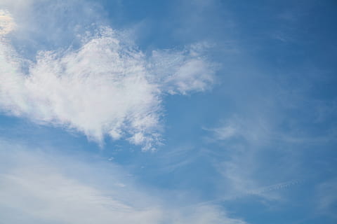 Sky, blå, hvid, himmel, baggrund, skyer, natur, luft, atmosfære, farve, horisont, cumulus, meteorologi, berolige, overskyet, miljømæssige, fluffy, åben, scene, høj, ozon, stratosfæren, landskab, sky - himmel, skønhed i naturen, lav vinkel visning, ro, scenics - natur, rolig scene, ingen mennesker, dag, baggrunde, udendørs, hvid farve, fuld ramme, idyllisk, cloudscape, tjavsede, 5K, CC0, offentligt domæne, royaltyfrie
