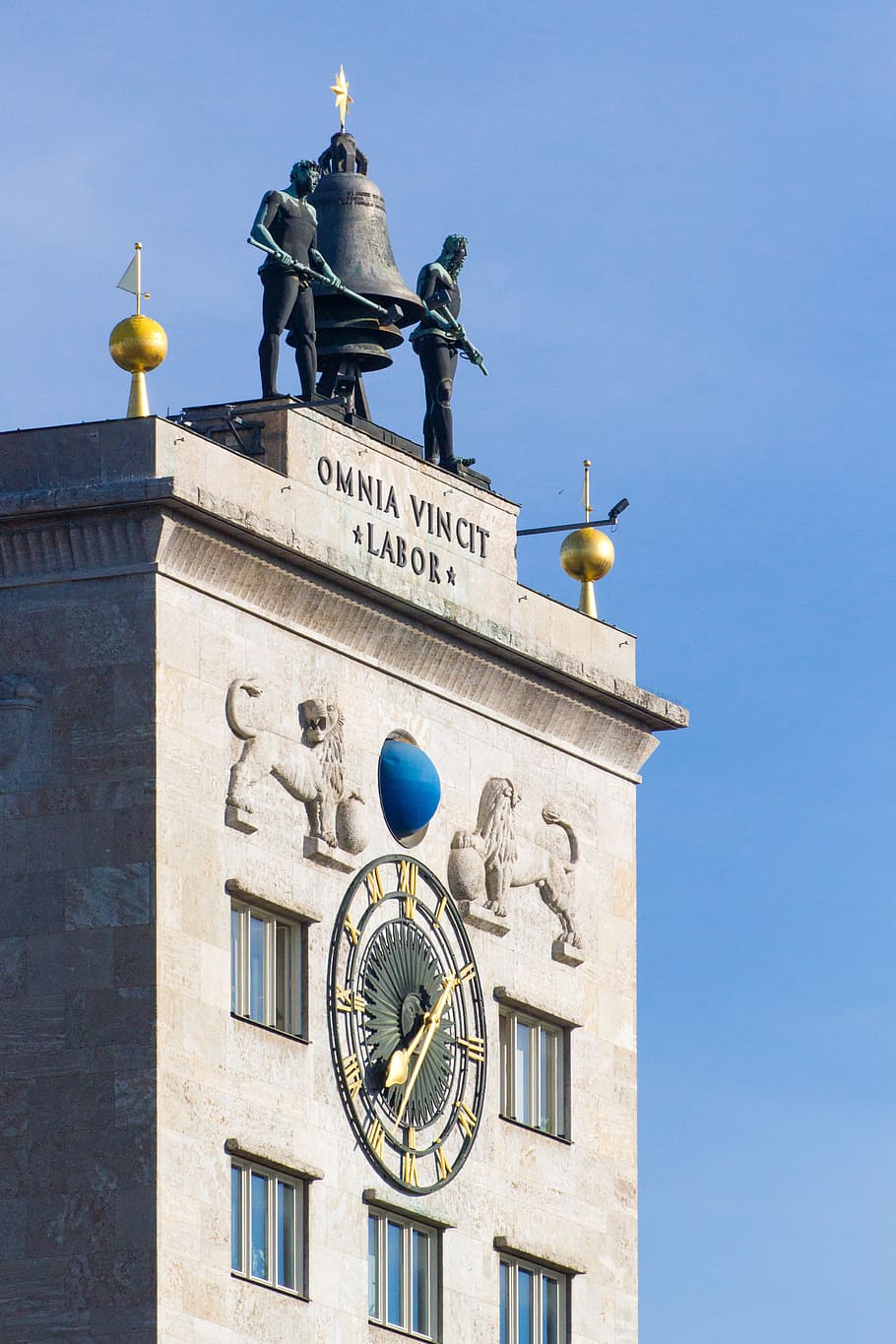 leipzig, bygning, tårn, ur, klokke, statue, arkitektur, facade, Tyskland, historisk, by, saxony, hus, steder af interesse, bygget struktur, tid, ingen mennesker, bygning udvendig, meddelelse, rejsemål, lav vinkel visning, dag, blå, himmel, skyfri himmel, tekst, klokke tårn, retning, rejse, minut hånd, uret ansigt, 4K