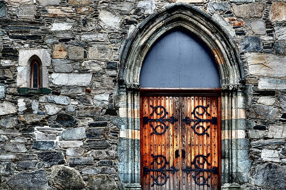 entrada, arquitectura, arquitectura gòtica, façana, finestra, pierre, paret, antiguitat, llindar, arca, viatjar, fora, porta, religió, casa, antic, noruega, vitrall, monestir, Església, Déu, medieval, fusta, portal, ferro forjat, història, monument, estructura construïda, exterior de l'edifici, edifici, dia, arc, vell, cap gent, tancat, funció de construcció de parets, material de fusta, resistent, a l'aire lliure, paret de pedra, paret de maó, maó, 4K
